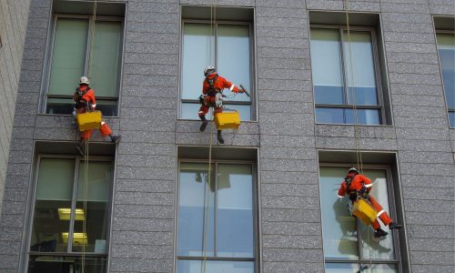 Tip Cleaning Service sedang membersihkan gedung